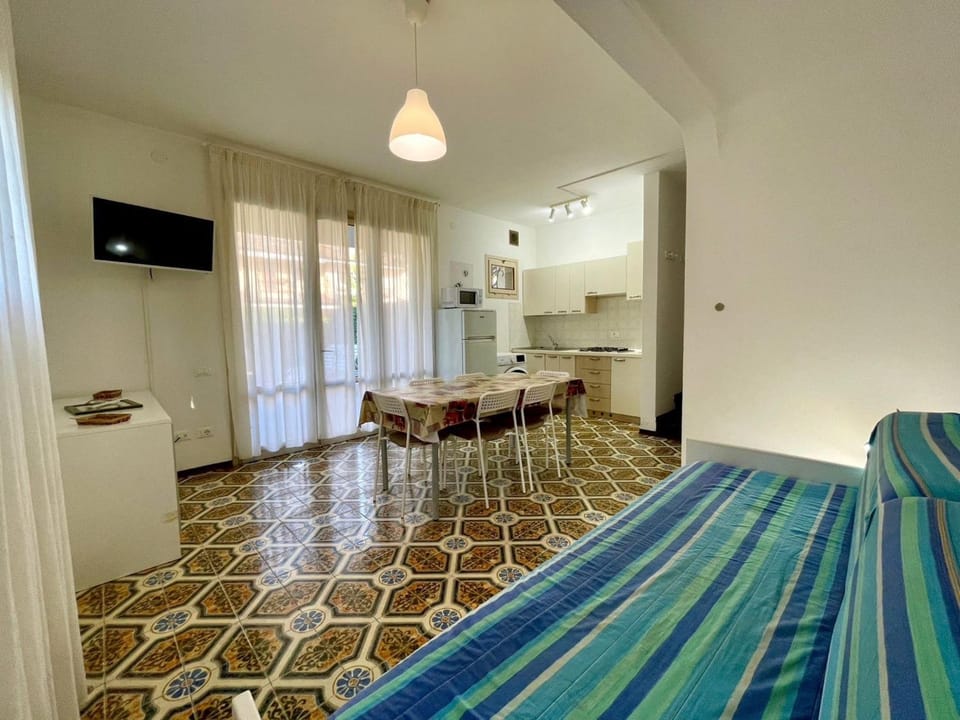 Communal lounge/ TV room, Bed, TV and multimedia, Bedroom, microwave, oven