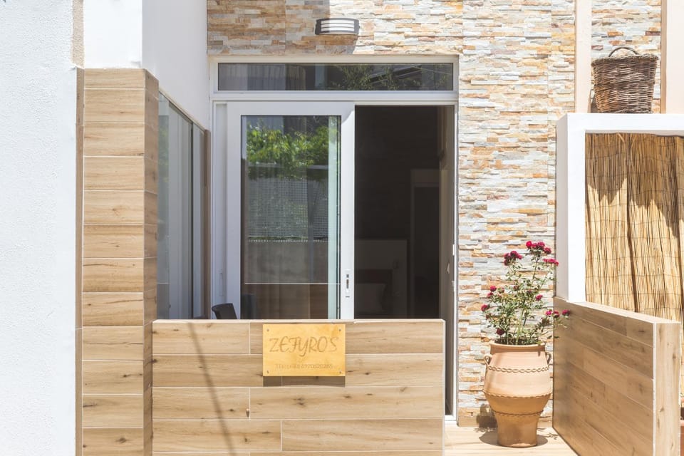 Facade/entrance, Balcony/Terrace