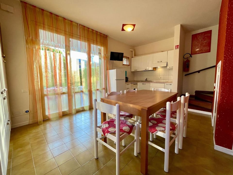 Dining area, kitchen