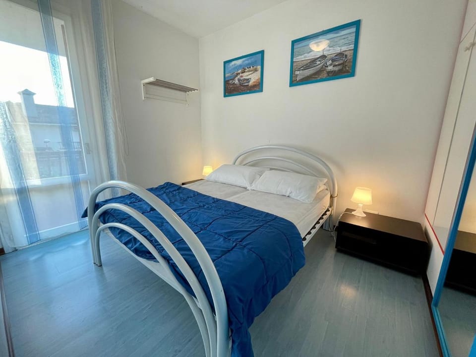 Bed, Decorative detail, Bedroom