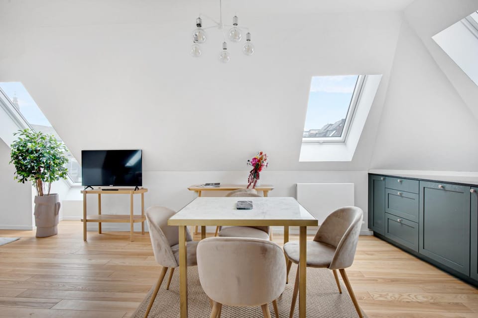 Restaurant/places to eat, TV and multimedia, kitchen