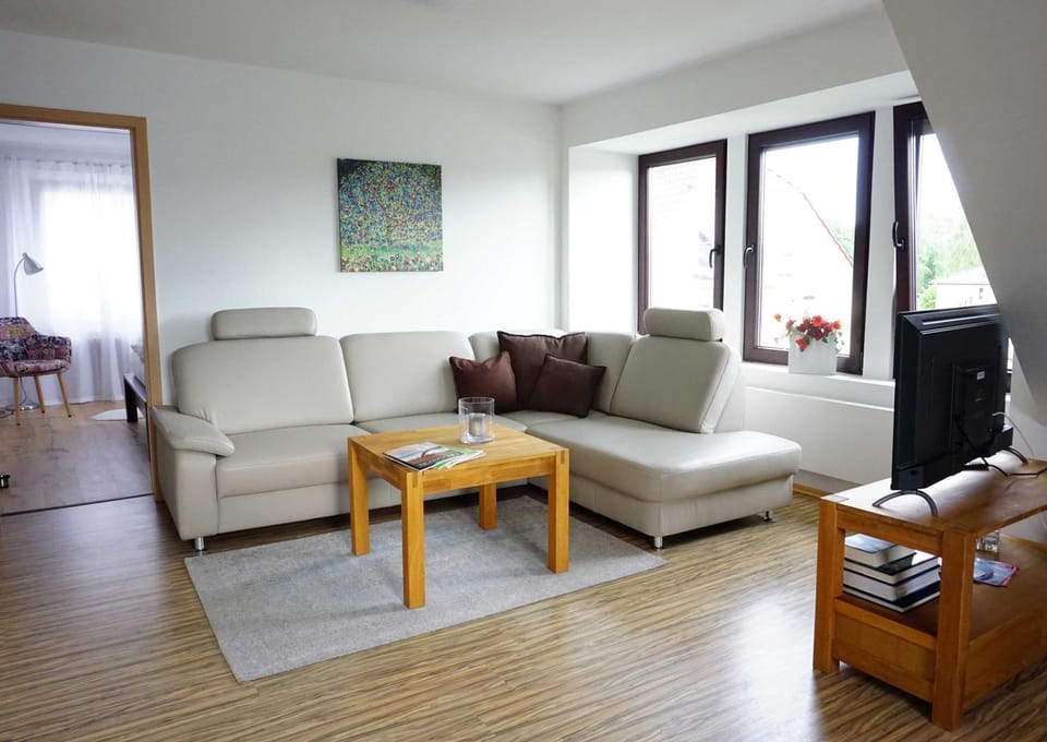 TV and multimedia, Living room, Decorative detail, Seating area