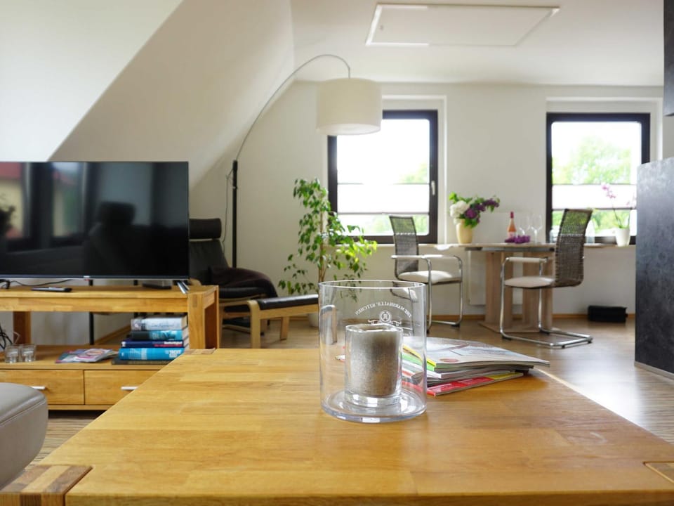 TV and multimedia, Decorative detail, Seating area, Dining area