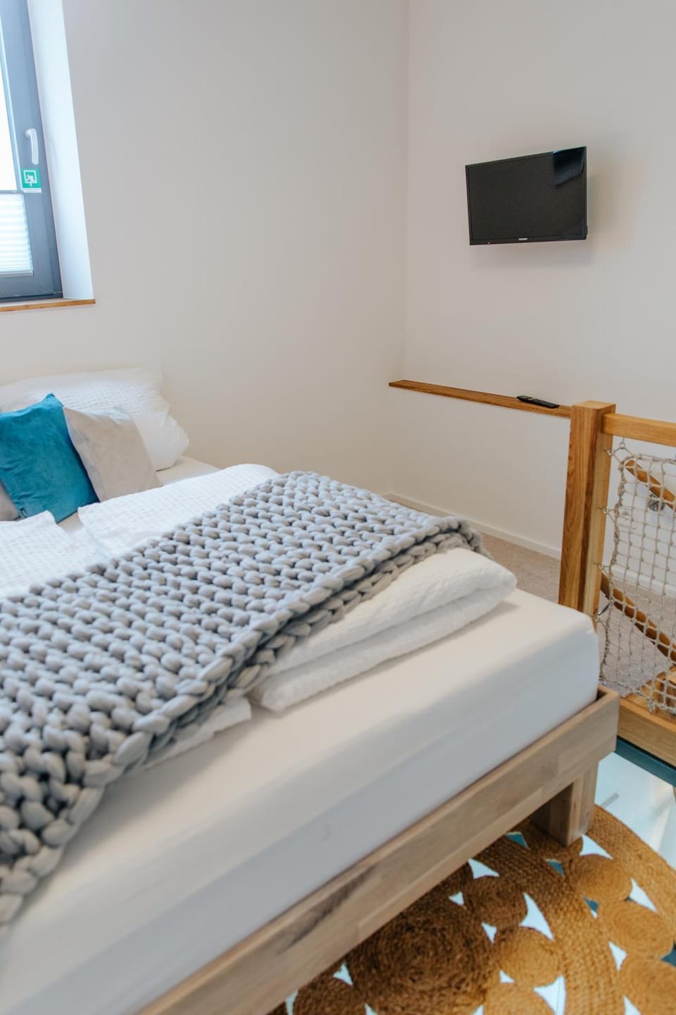Bed, TV and multimedia, Bedroom