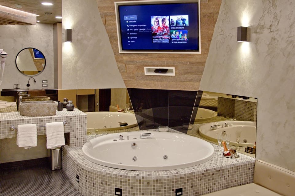 Hot Tub, Bath