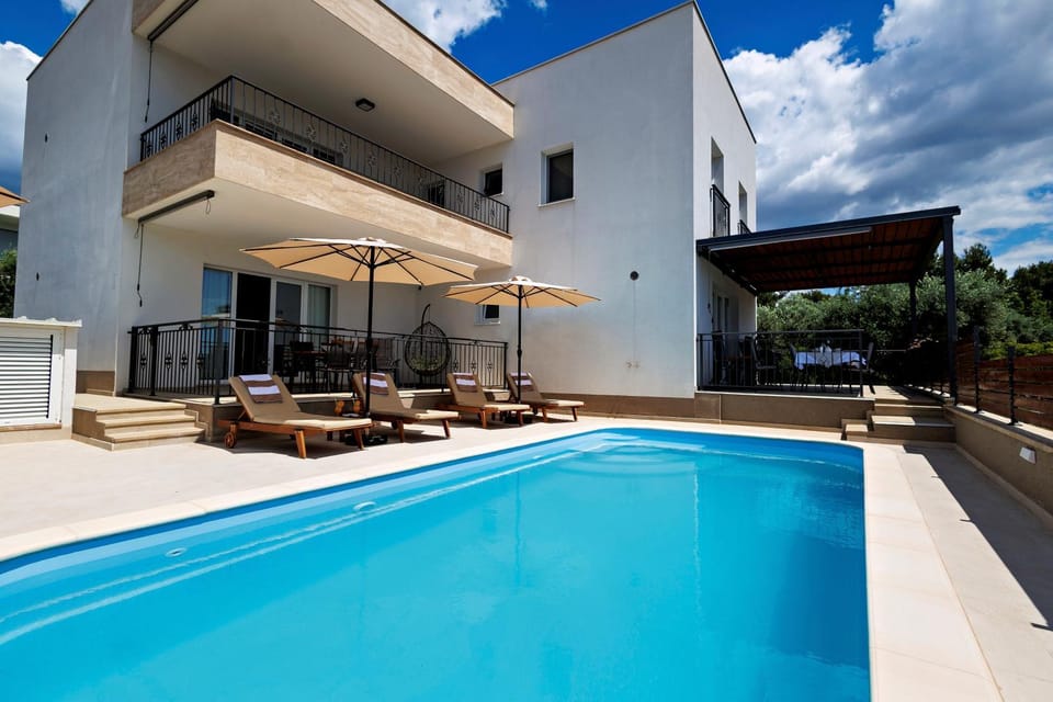 Property building, Patio, Pool view, Swimming pool, Swimming pool, sunbed