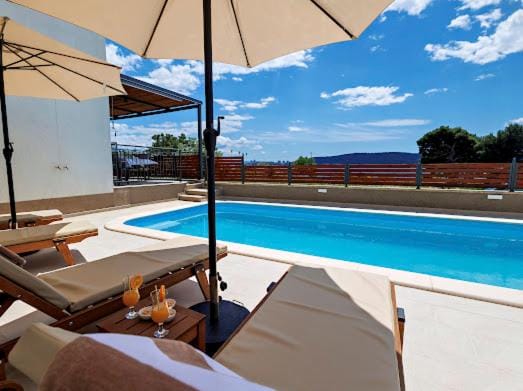 Balcony/Terrace, Swimming pool
