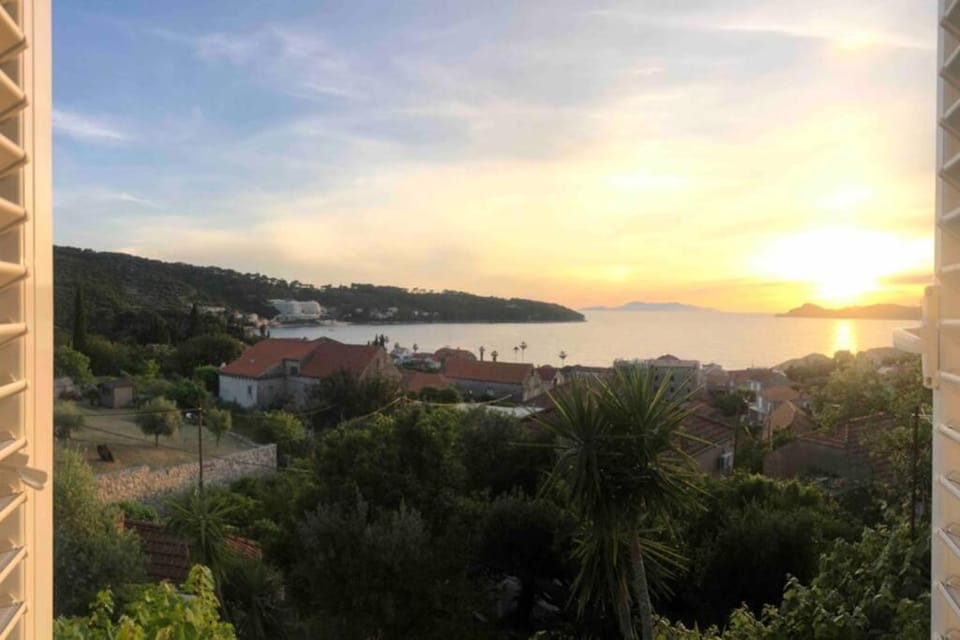 SECRET PARADISE-Holiday home with hot tub and BBQ House in Lopud