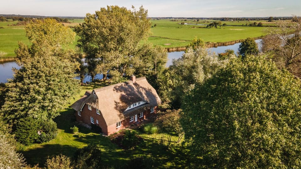 Reetdachhaus direkt am Wasser House in Schleswig-Holstein