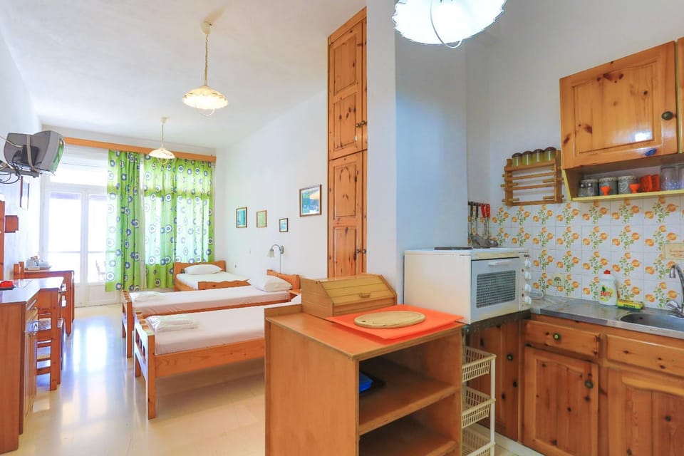 Kitchen or kitchenette, Seating area, Dining area