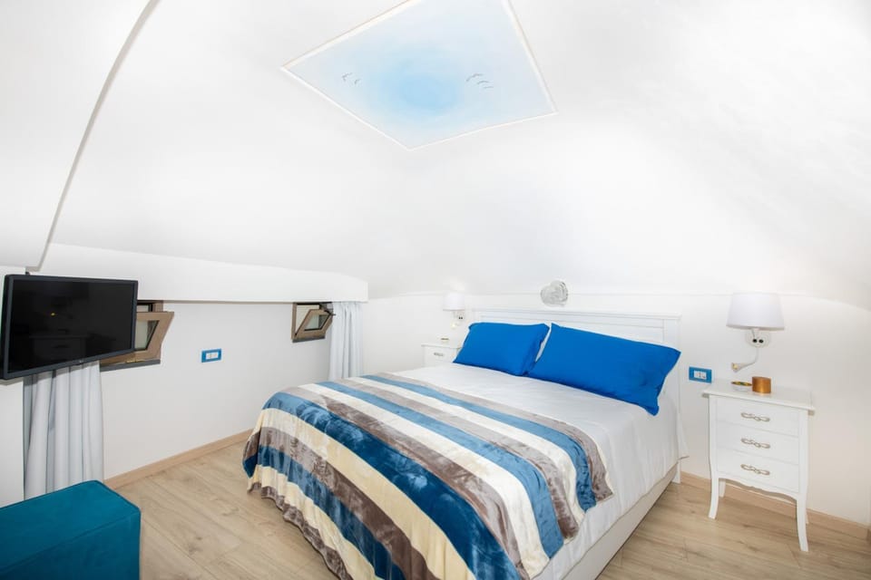 Bed, TV and multimedia, Photo of the whole room, Bedroom