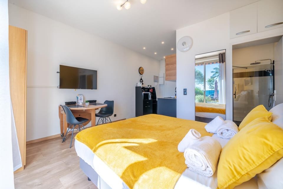 TV and multimedia, Photo of the whole room, Bedroom