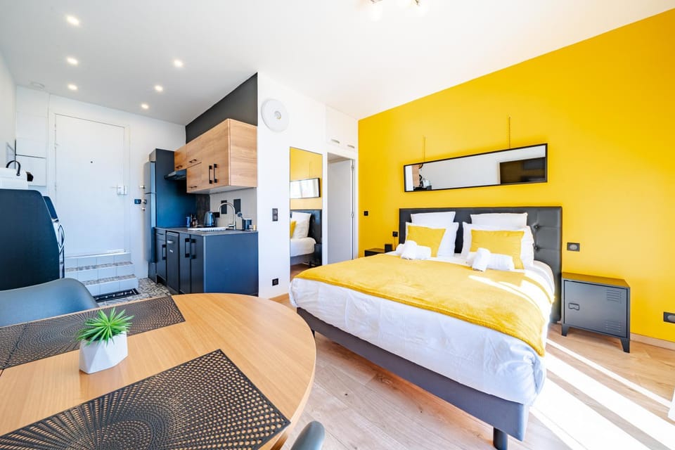 Photo of the whole room, Bedroom