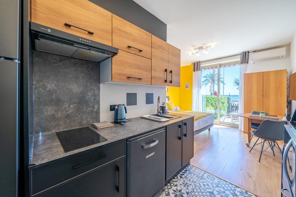 Coffee/tea facilities, dishwasher, stove, washing machine, kitchen