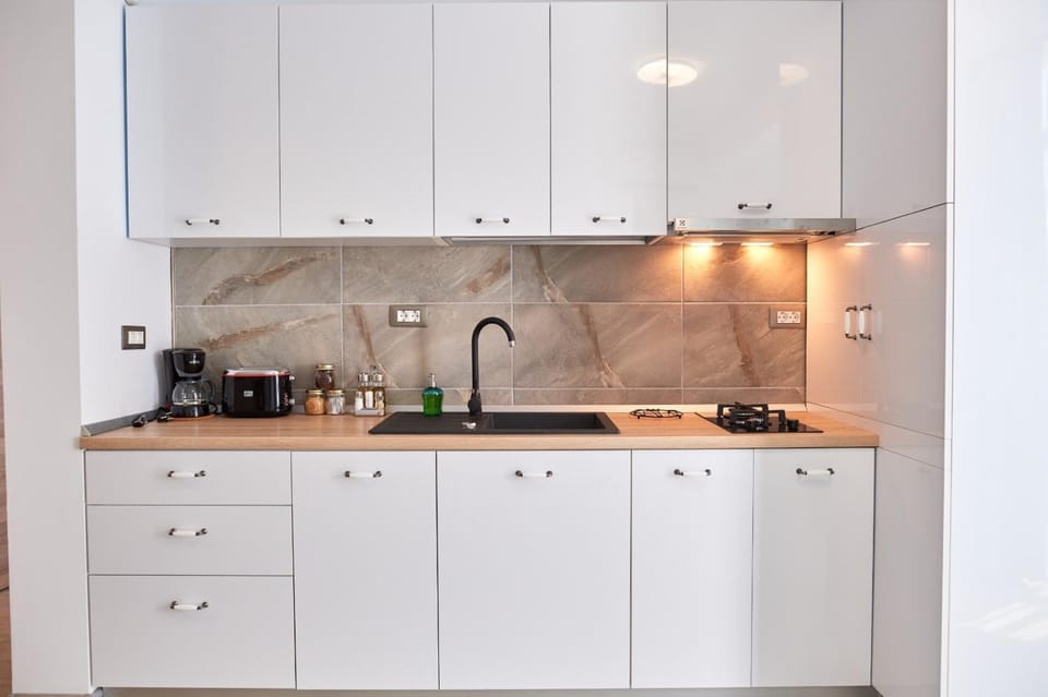 Coffee/tea facilities, Kitchen or kitchenette, stove, toaster