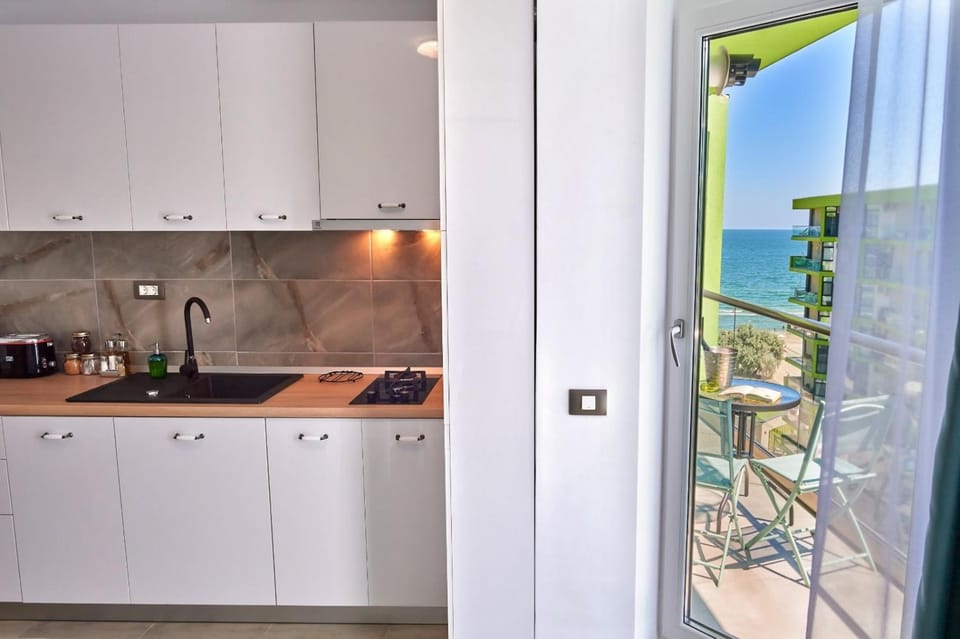 Natural landscape, View (from property/room), Balcony/Terrace, Kitchen or kitchenette, stove