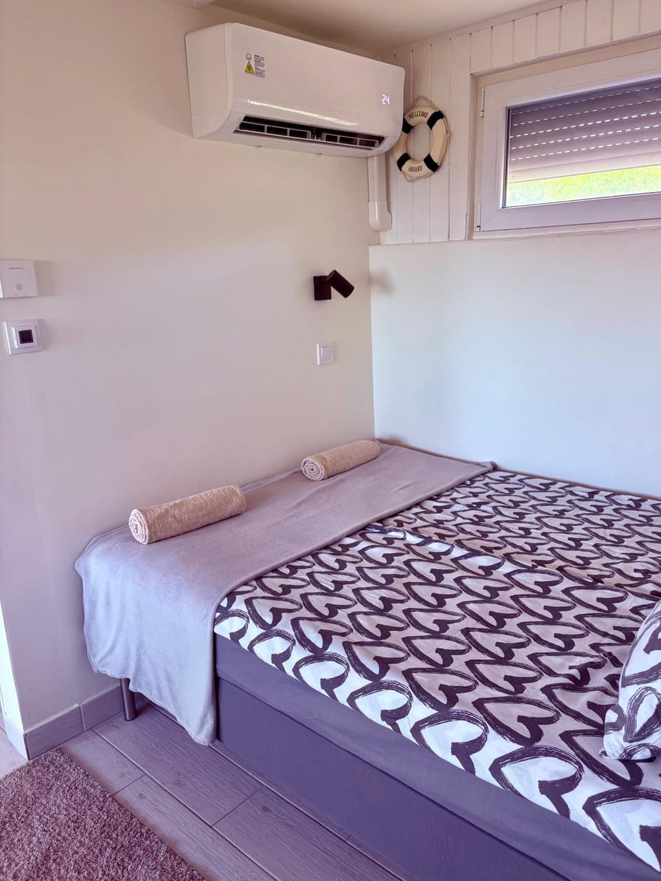 Bed, Photo of the whole room, air conditioner