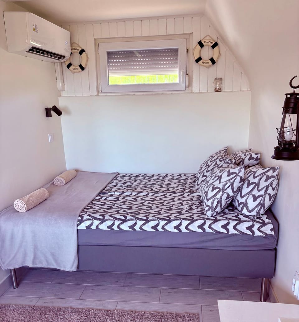 Bed, Photo of the whole room, air conditioner