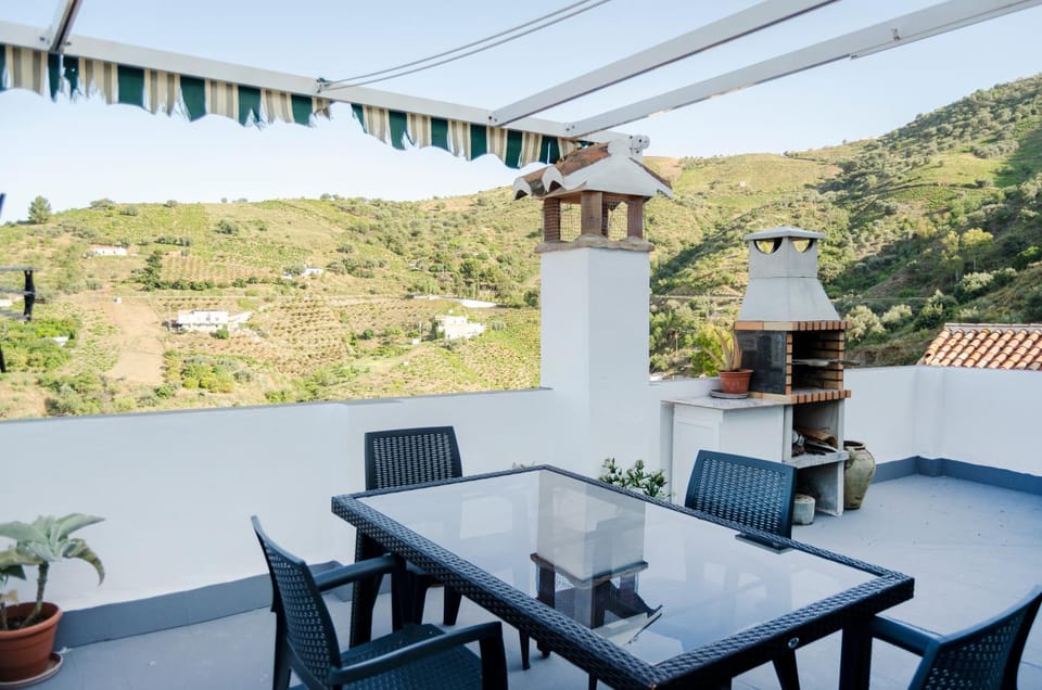 BBQ facilities, Solarium, Balcony/Terrace, Dining area, Mountain view