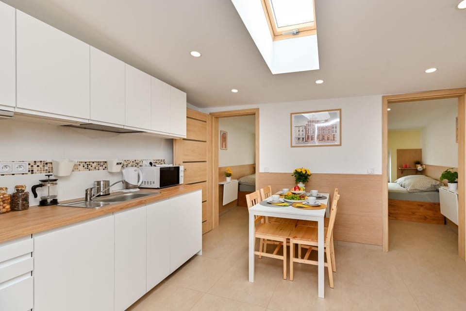 Kitchen or kitchenette, Seating area, stove