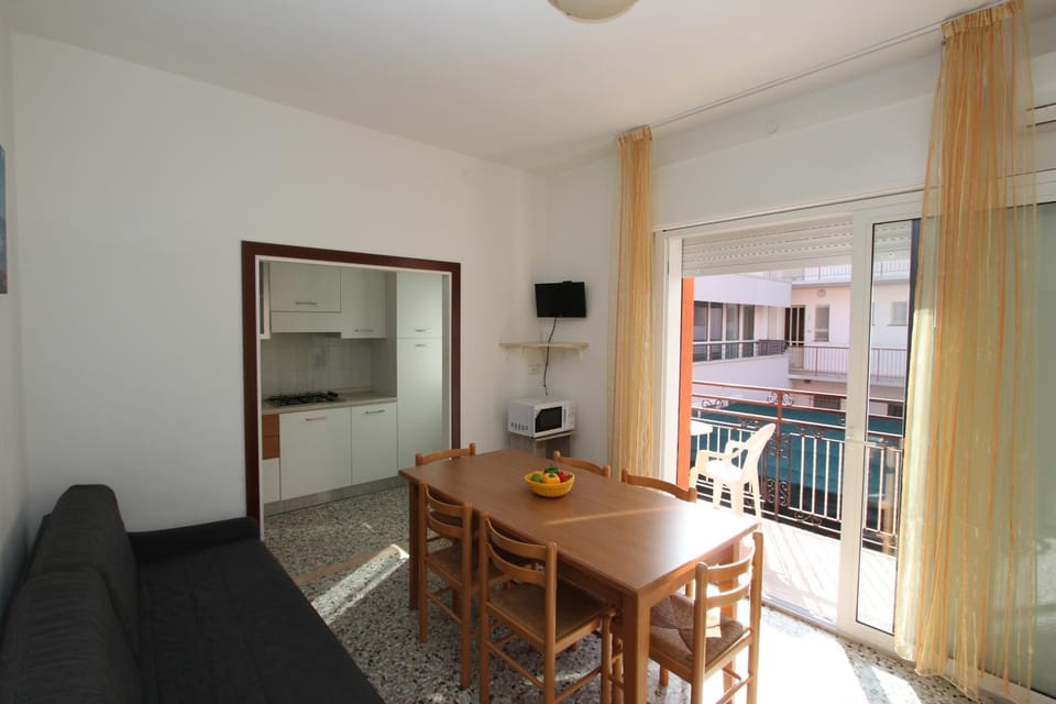 TV and multimedia, Kitchen or kitchenette, Dining area, microwave, kitchen