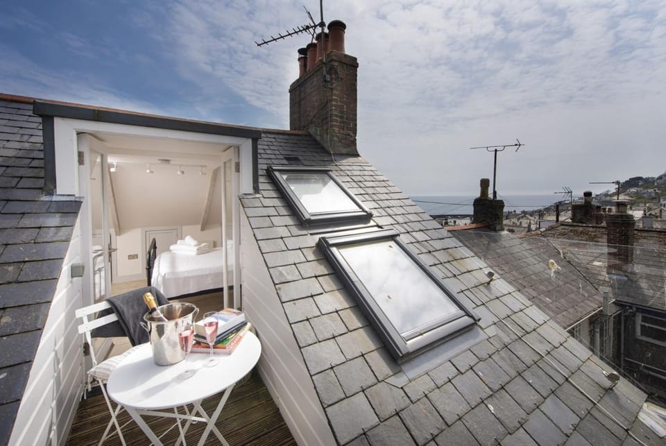 Property building, Bed, View (from property/room), Balcony/Terrace, Seating area, Bedroom