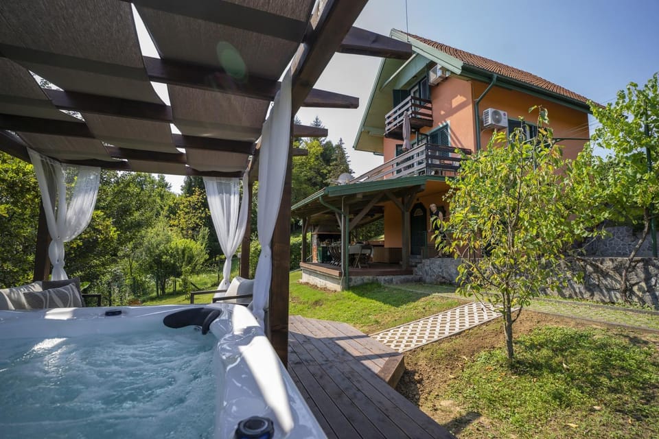 Property building, Garden, Hot Tub, Balcony/Terrace, Garden view
