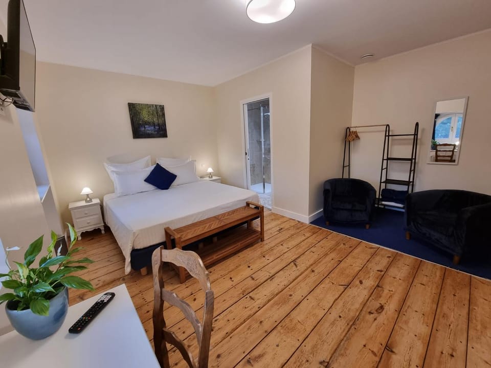 Living room, Photo of the whole room, Seating area, Bedroom