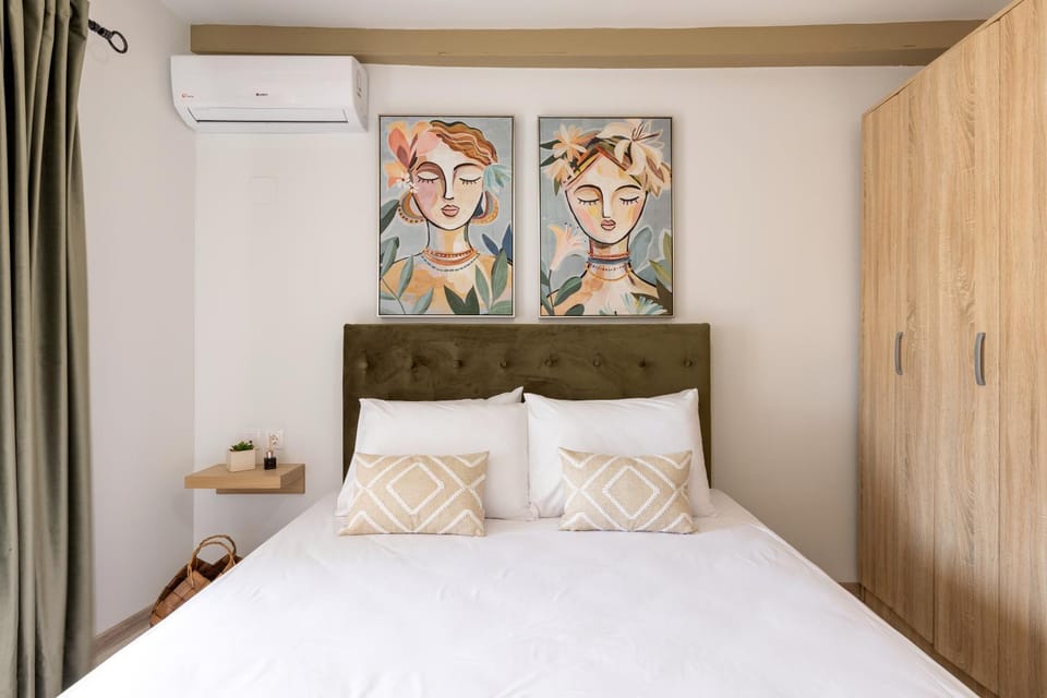 Bed, Bedroom, wardrobe, air conditioner