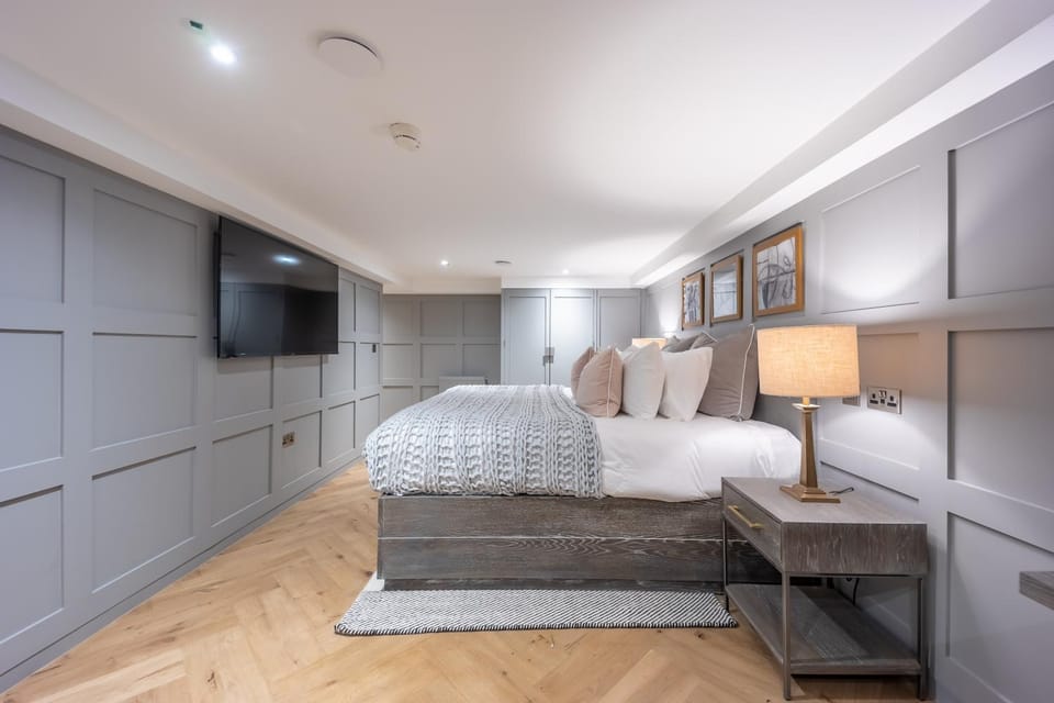 Bed, TV and multimedia, Photo of the whole room, Bedroom