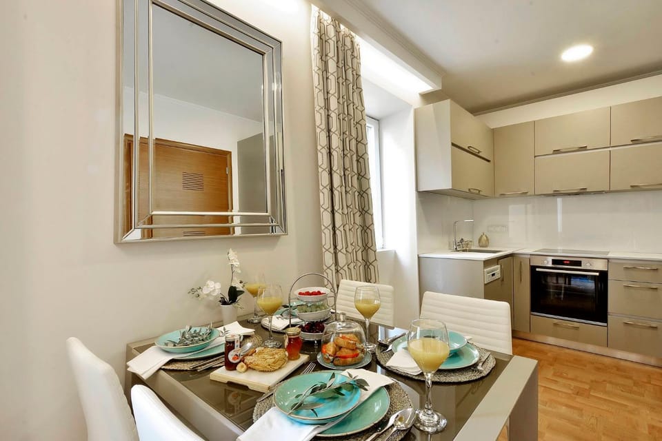 Kitchen or kitchenette, Dining area