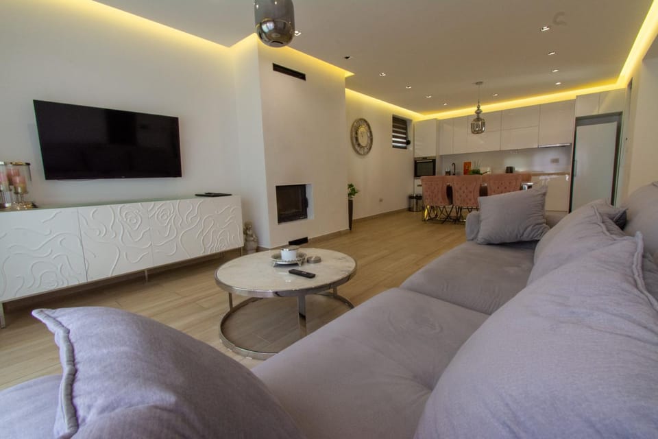 TV and multimedia, Living room, Seating area, Dining area, fireplace, kitchen