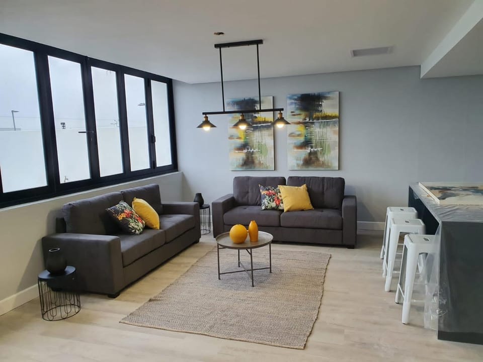 Nightclub / DJ, Living room, Lobby or reception, Lounge or bar, Seating area