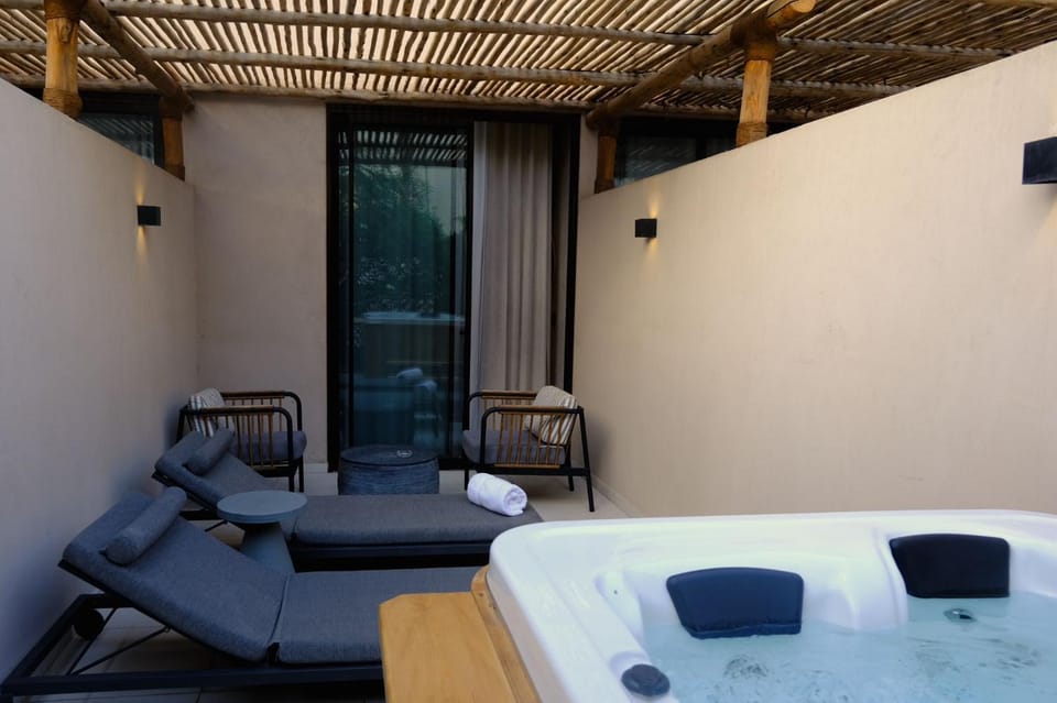 Hot Tub, Seating area
