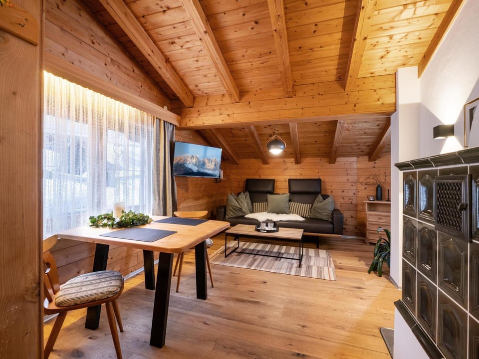 Living room, Seating area, Dining area, fireplace