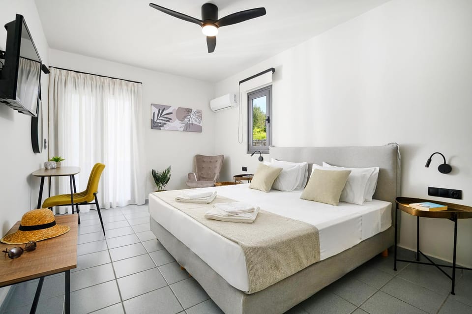Bed, TV and multimedia, Bedroom