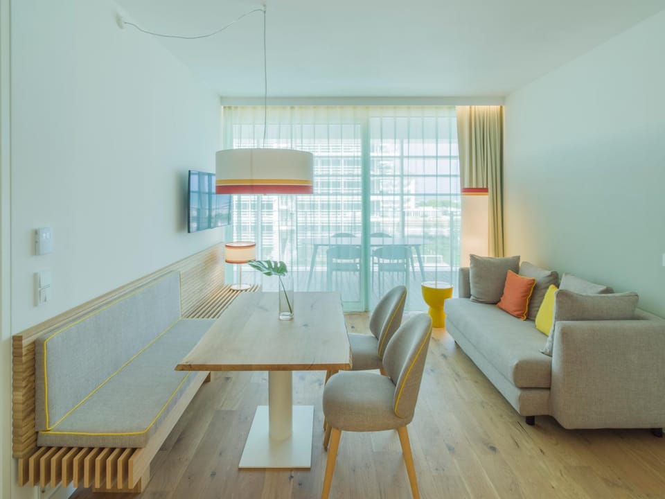 TV and multimedia, Living room, Decorative detail, Seating area, Dining area