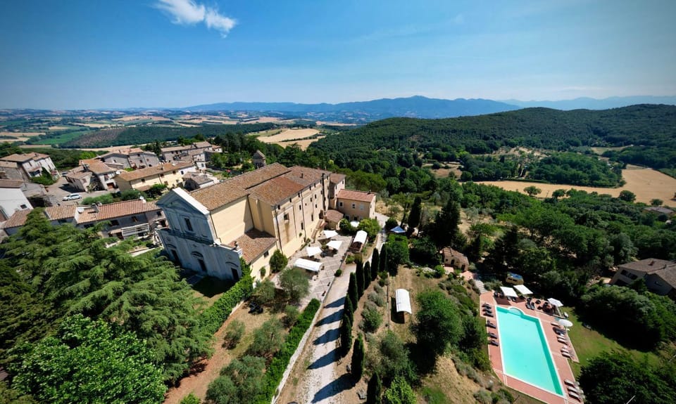 Property building, Nearby landmark, Restaurant/places to eat, Day, Neighbourhood, Natural landscape, Bird's eye view, Mountain view, Pool view, Swimming pool, Breakfast