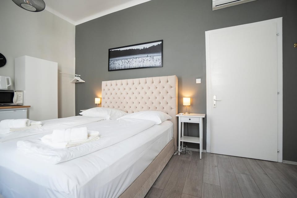 Bed, Photo of the whole room, Bedroom, towels, wardrobe, air conditioner