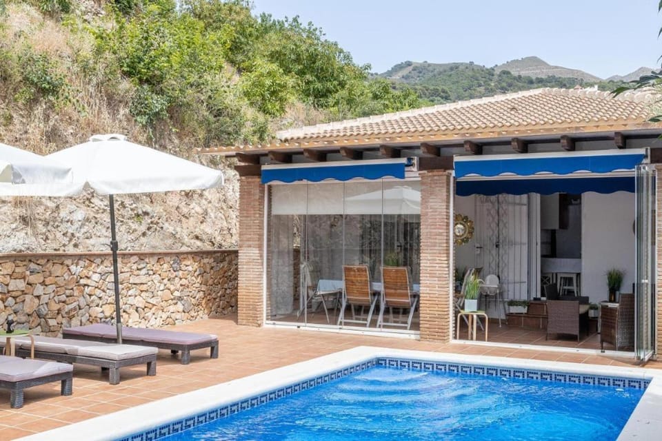 Villa Flamenca, comoda con piscina privada, barbacoa by AndaraHolidays House in Axarquía