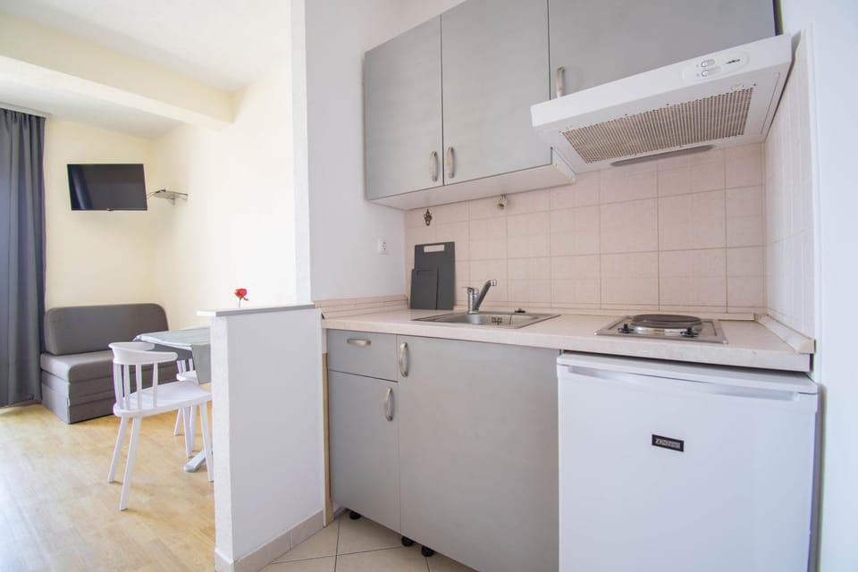 Kitchen or kitchenette, Seating area, Dining area