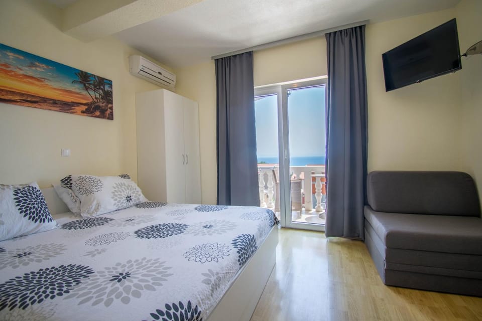 Bed, View (from property/room), Photo of the whole room, Sea view