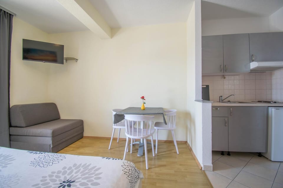 Kitchen or kitchenette, Seating area, Dining area