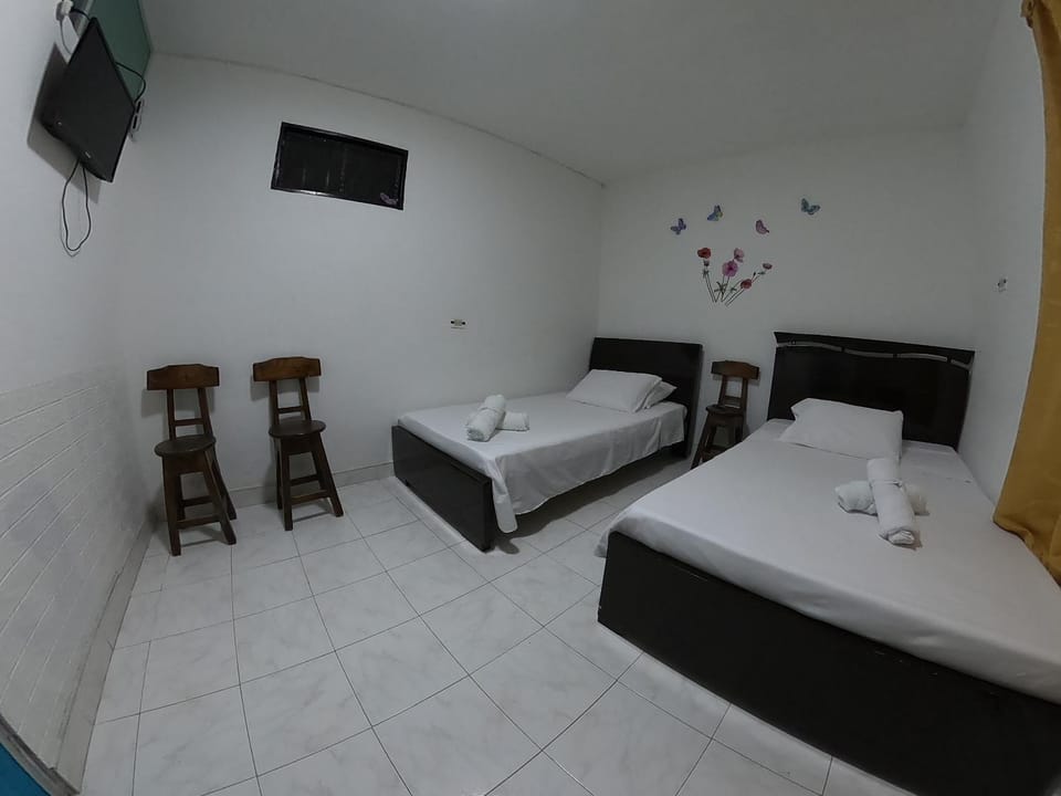 Bed, TV and multimedia, Photo of the whole room, Bedroom, towels