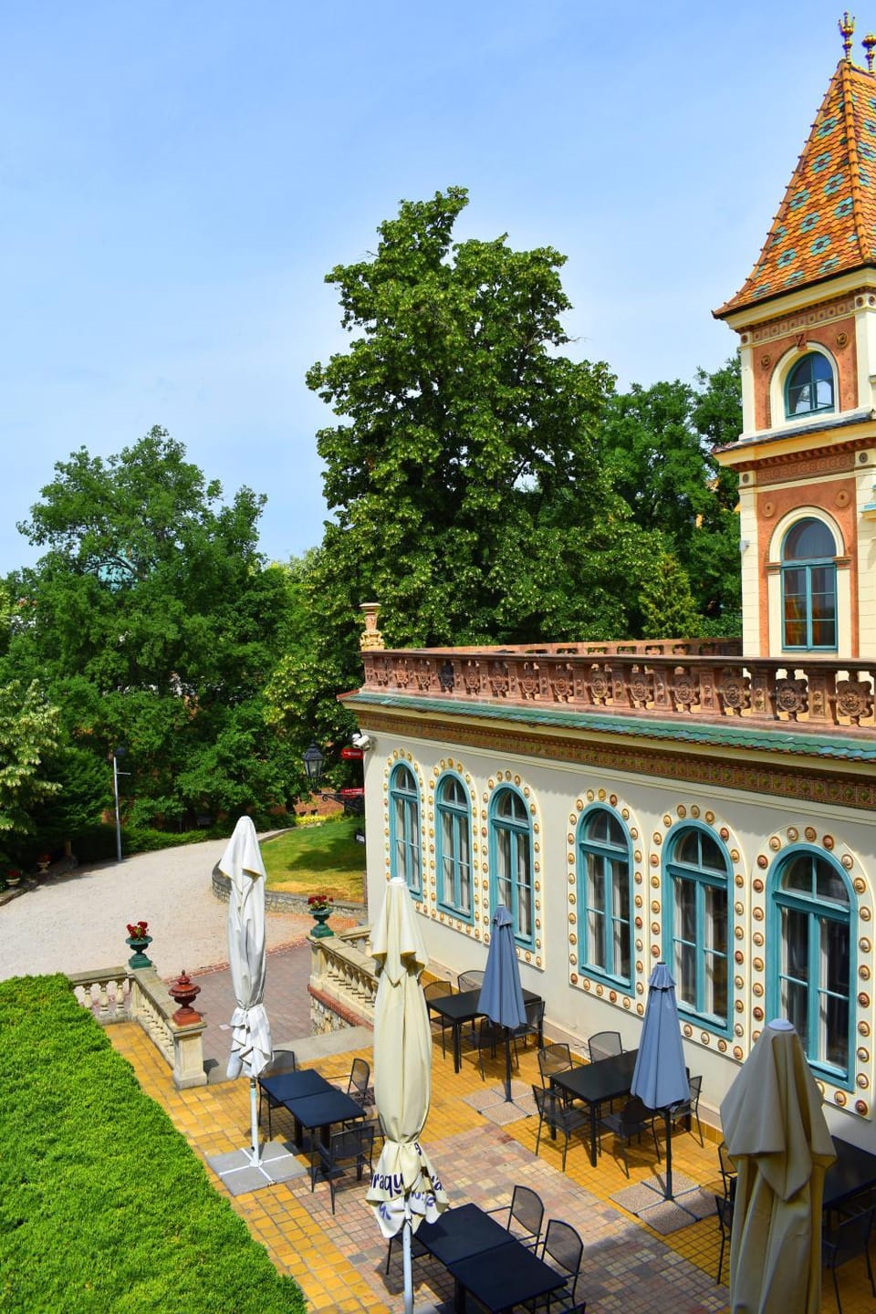 Nearby landmark, Restaurant/places to eat, Neighbourhood