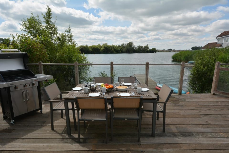 BBQ facilities, Balcony/Terrace, Dining area, Lake view