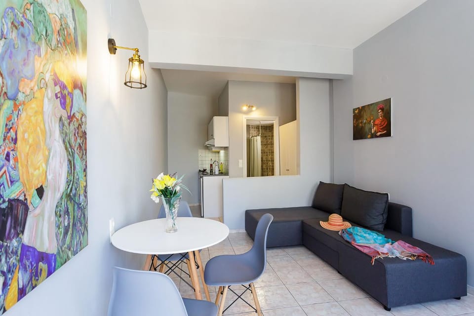 Kitchen or kitchenette, Living room, Seating area, Dining area