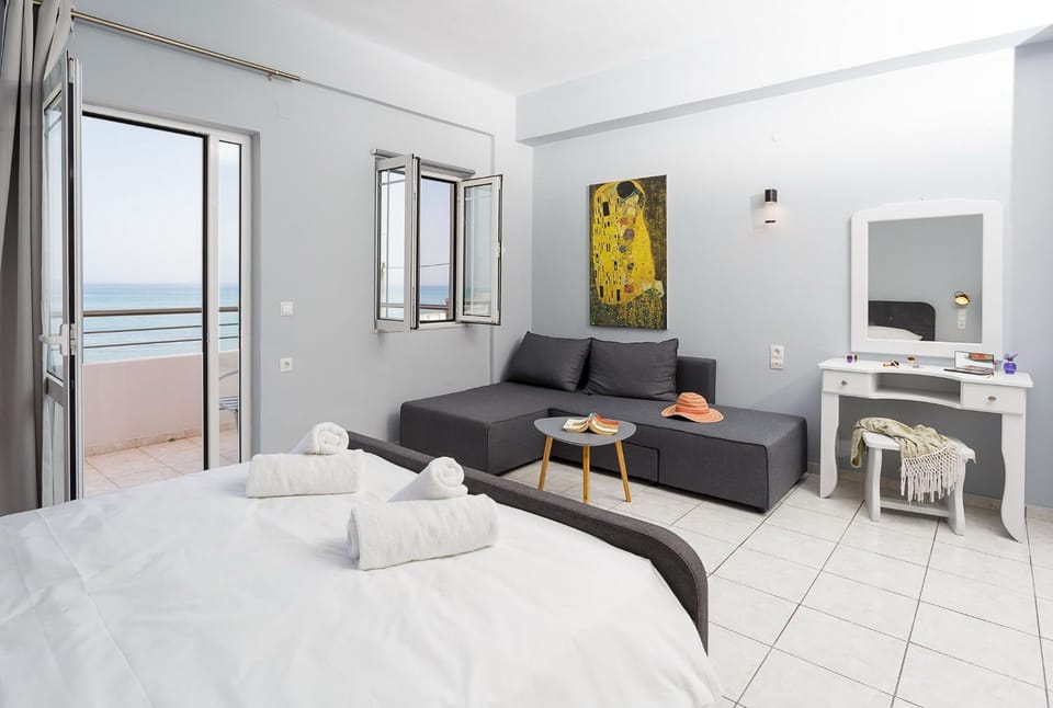 Photo of the whole room, Seating area, Sea view