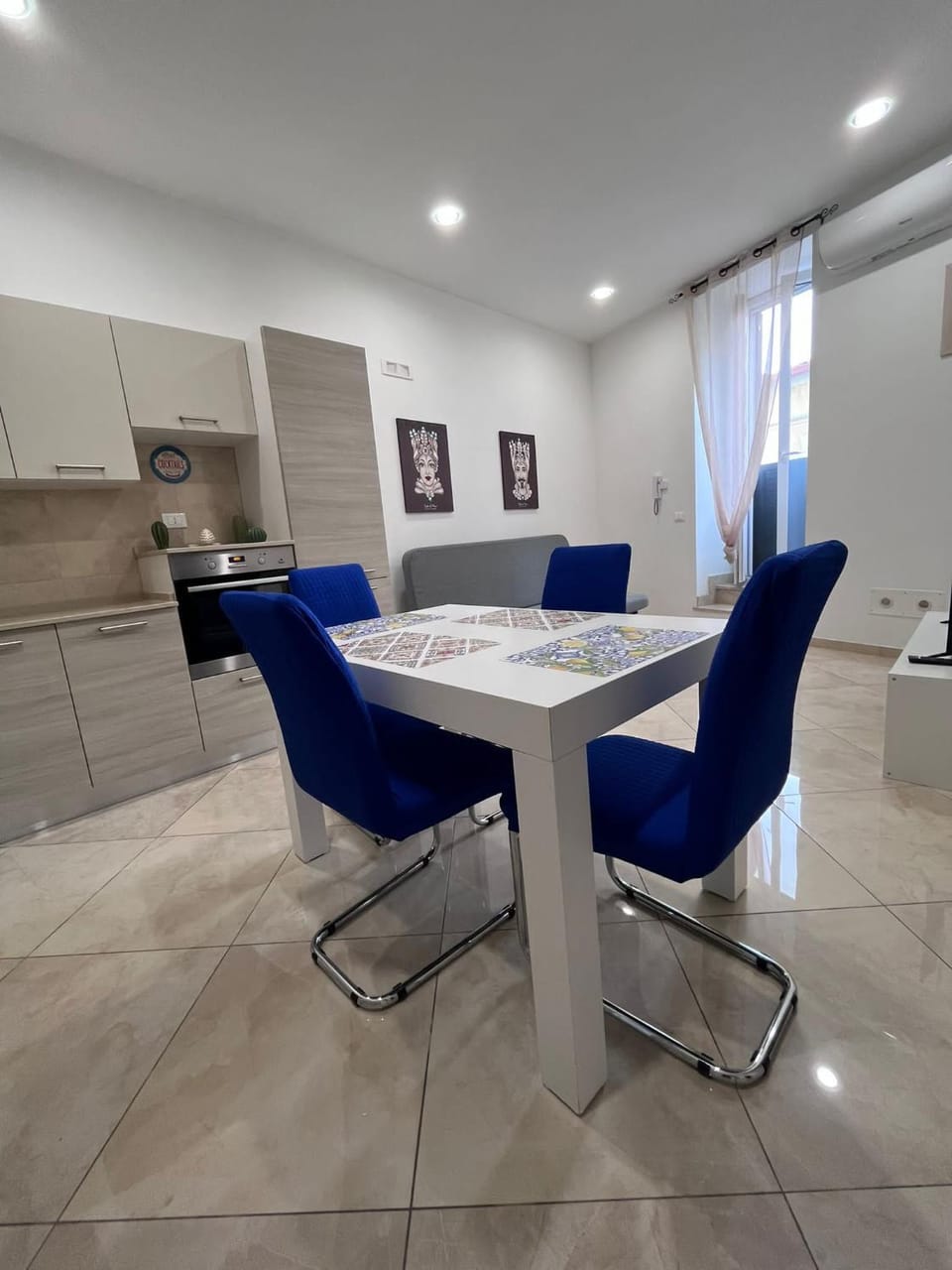 Kitchen or kitchenette, Living room, Seating area, Dining area