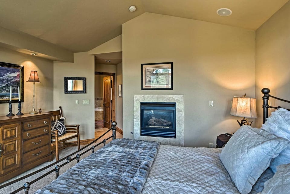 Steps to Gondola! Hot Tub Haven in Breckenridge House in Breckenridge